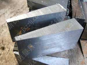 斜墊鐵主要用于電廠、礦山、除塵、機械設備安裝調試、機械加工等行業(yè),用途是用于各種設備的水平和平行調整,使設備在運轉過程中不發(fā)生傾斜、震動,保證設備在運轉過程中處于水平、穩(wěn)定狀態(tài),減少設備磨損,保證設備的良好運行及工件的高精度.